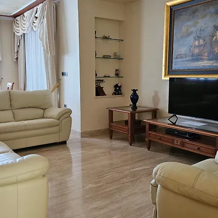 Tres Palmeras En Alfaz Del Pi , Albir, Benidorm *